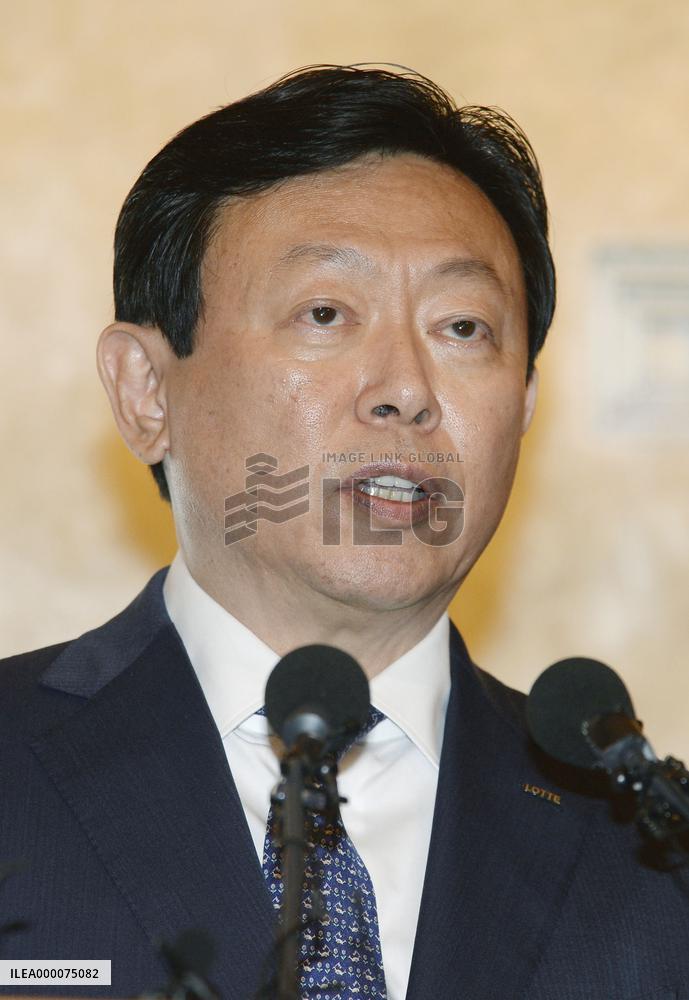 Lotte chief apologizes for family feud
