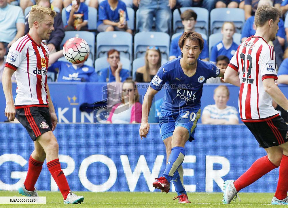 Okazaki of Leicester sends in cross against Sunderland