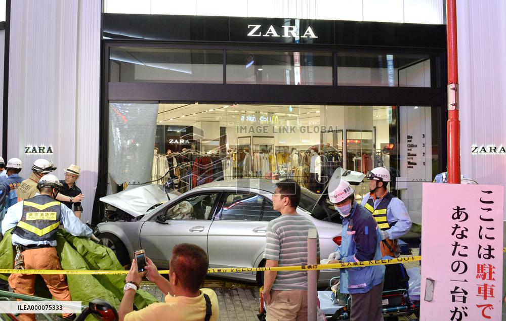 1 killed, 4 injured after car rams into sidewalk, shop in Tokyo