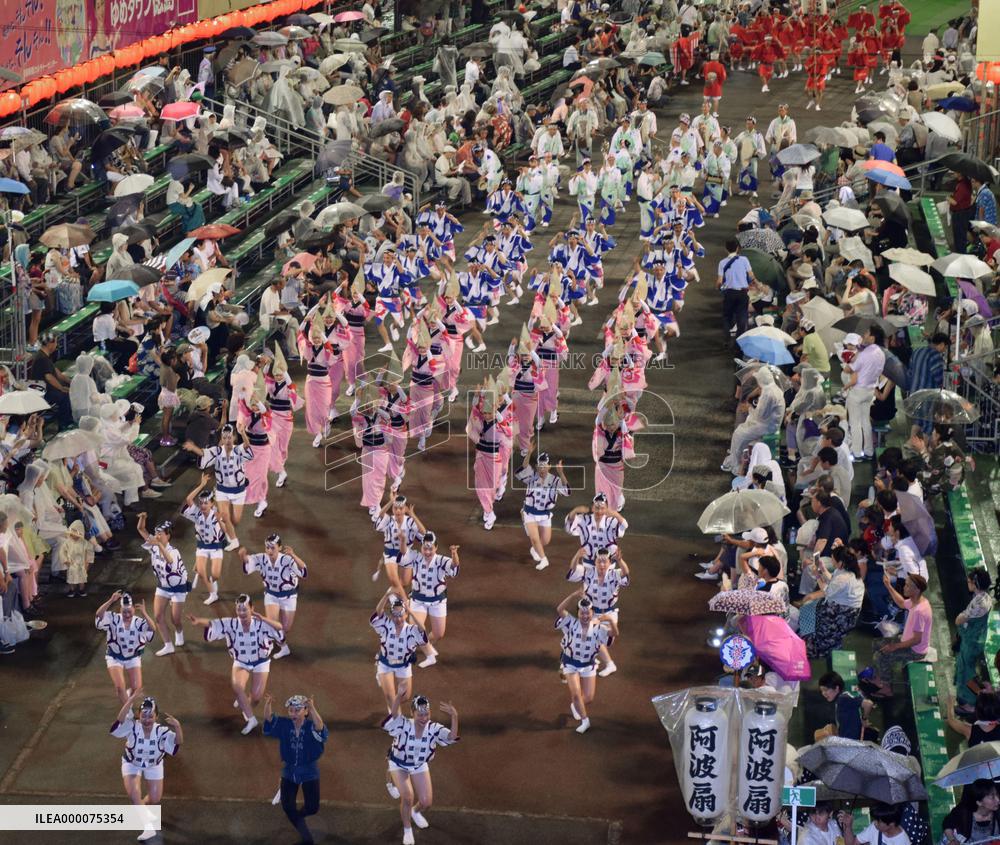"Awa Odori" folk dance festival begins in Tokushima