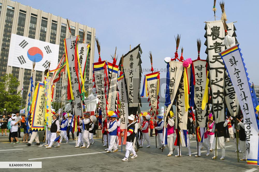 S. Koreans parade in Seoul to celebrate independence from Japan
