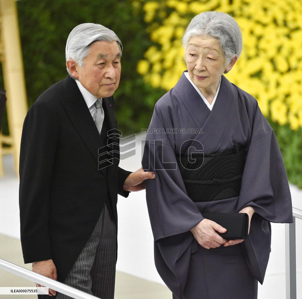 Imperial couple leaves venue of anniv. ceremony for end of WWII