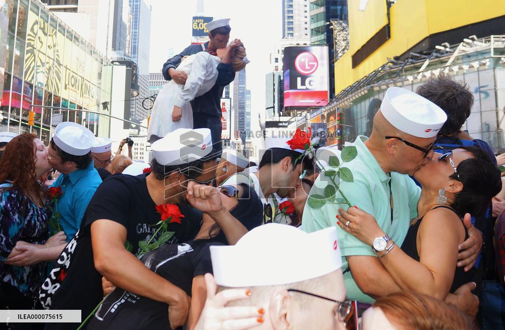 V-J Day Kiss in Times Square reenacted 70 years later