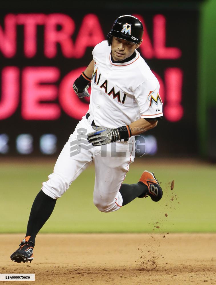 Ichiro triples against Phillies