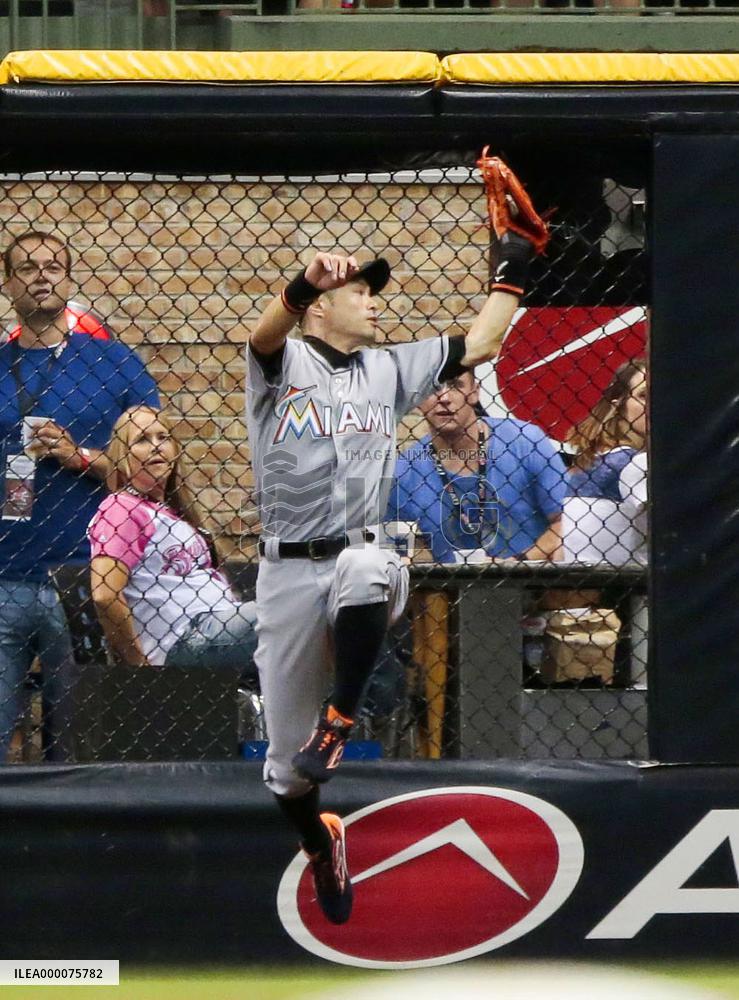 Marlins outfielder Ichiro catches liner in game vs. Brewers
