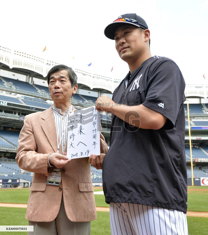 Yankees pitcher Tanaka greets mayor of hometown Itami, western Japan