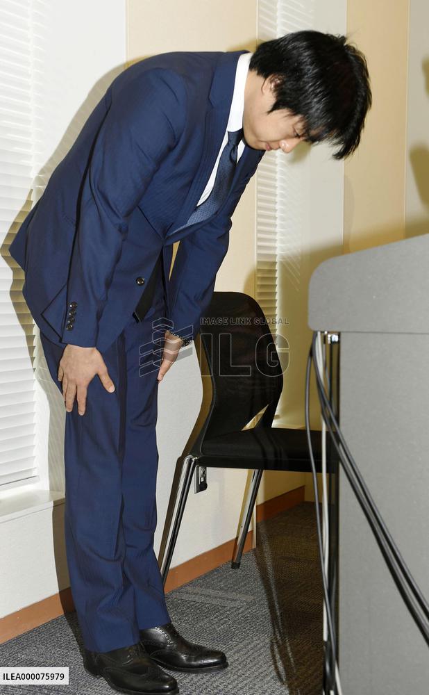 Scandal-tainted lawmaker not to resign