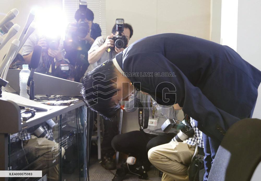 Scandal-hit lawmaker not to resign