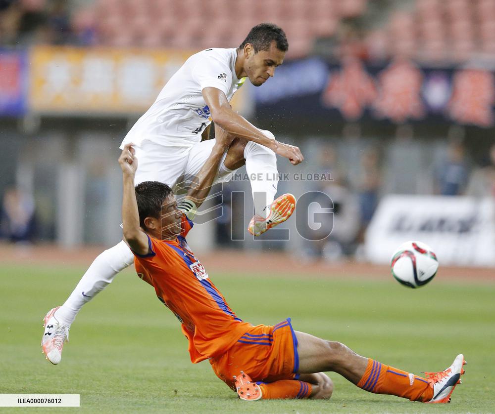 Sanfrecce MF Douglas unleashes shot in J-League match vs. Albirex