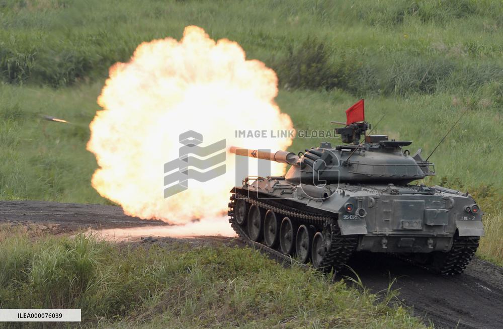 Japanese troops conduct live-fire drill at Mt. Fuji range