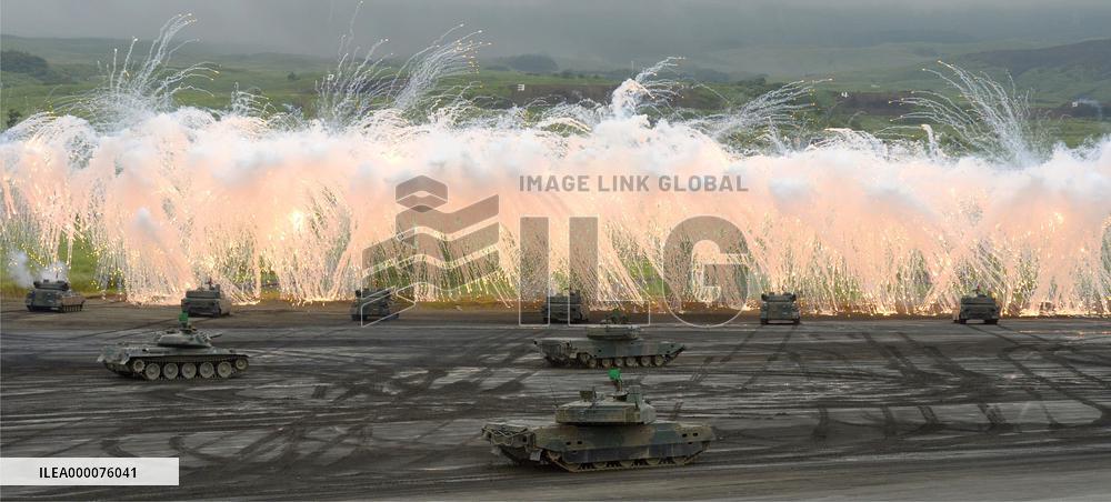 Japanese troops conduct live-fire drill at foot of Mt. Fuji