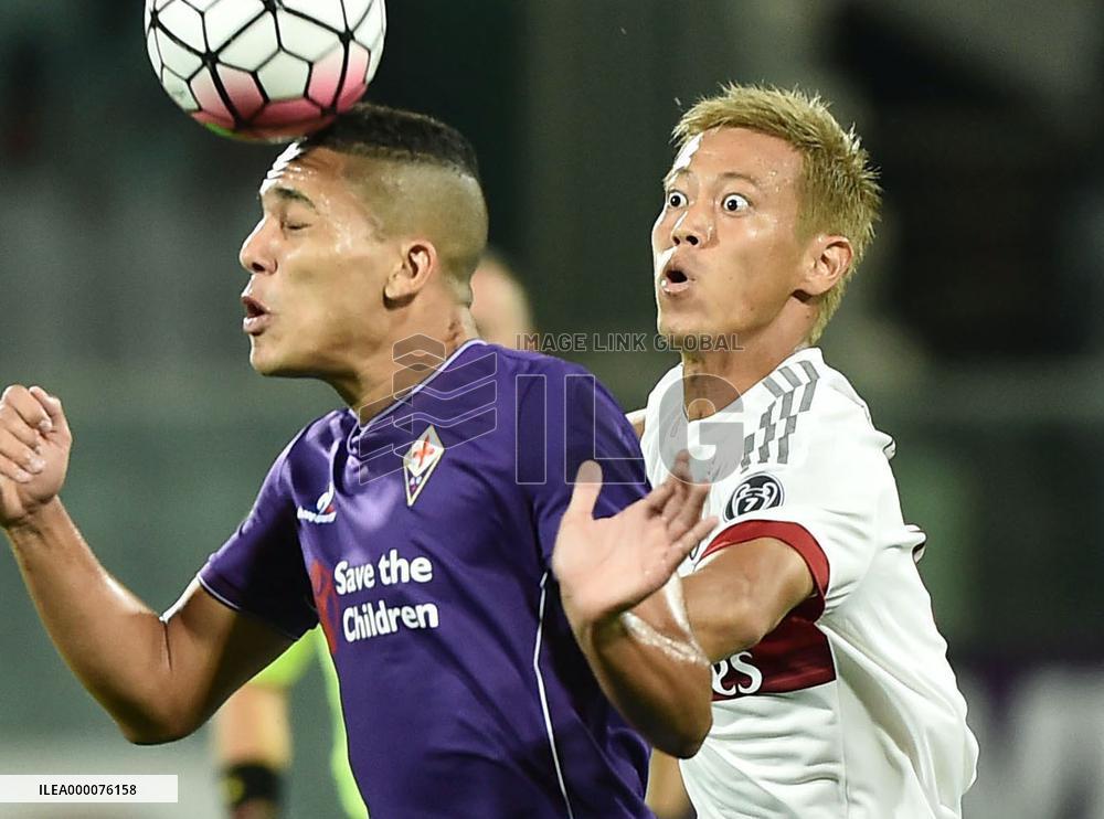 Honda vies with Fiorentina player in Serie A opener