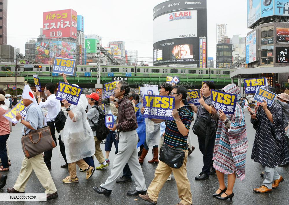 Japanese march to support security bills