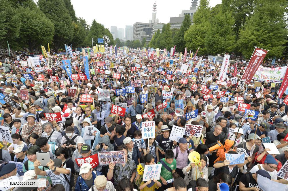 Protesters rally at Diet building against security bills