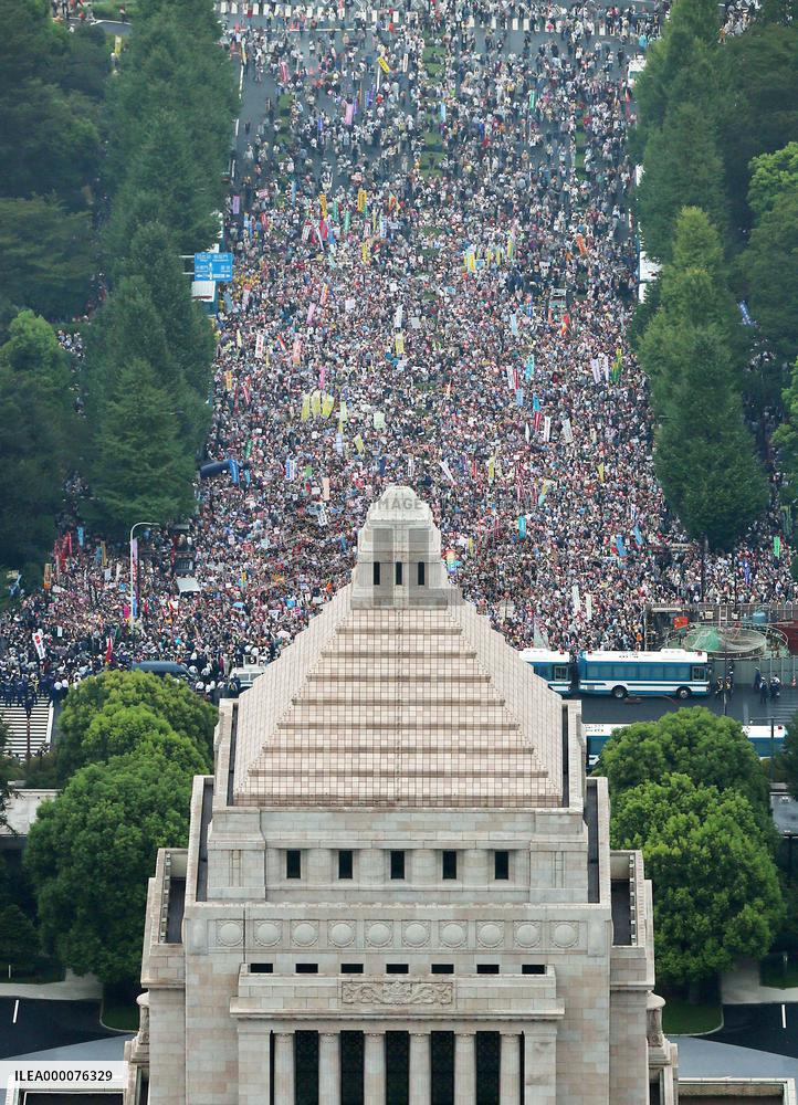 Protesters rally at Diet building against security bills