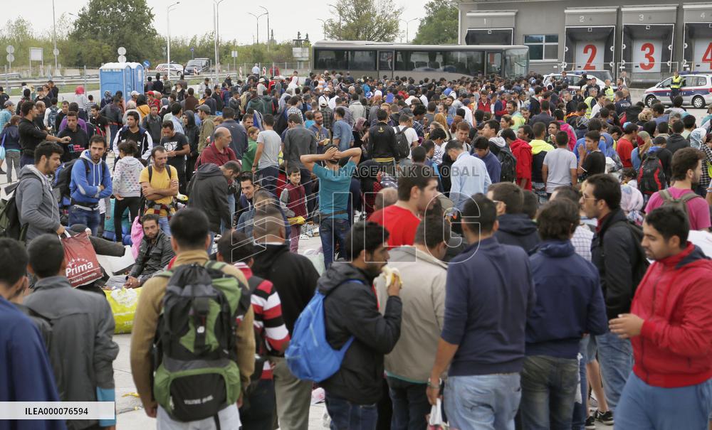 6,500 refugees, migrants reach Austria from Hungary