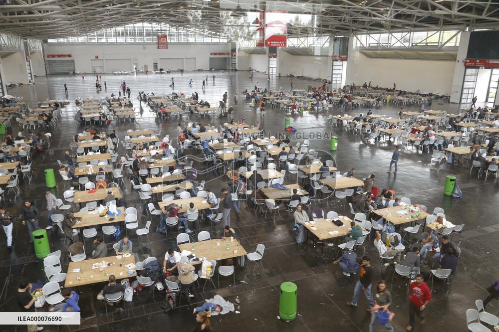 Tens of thousands of refugees arrive in Germany