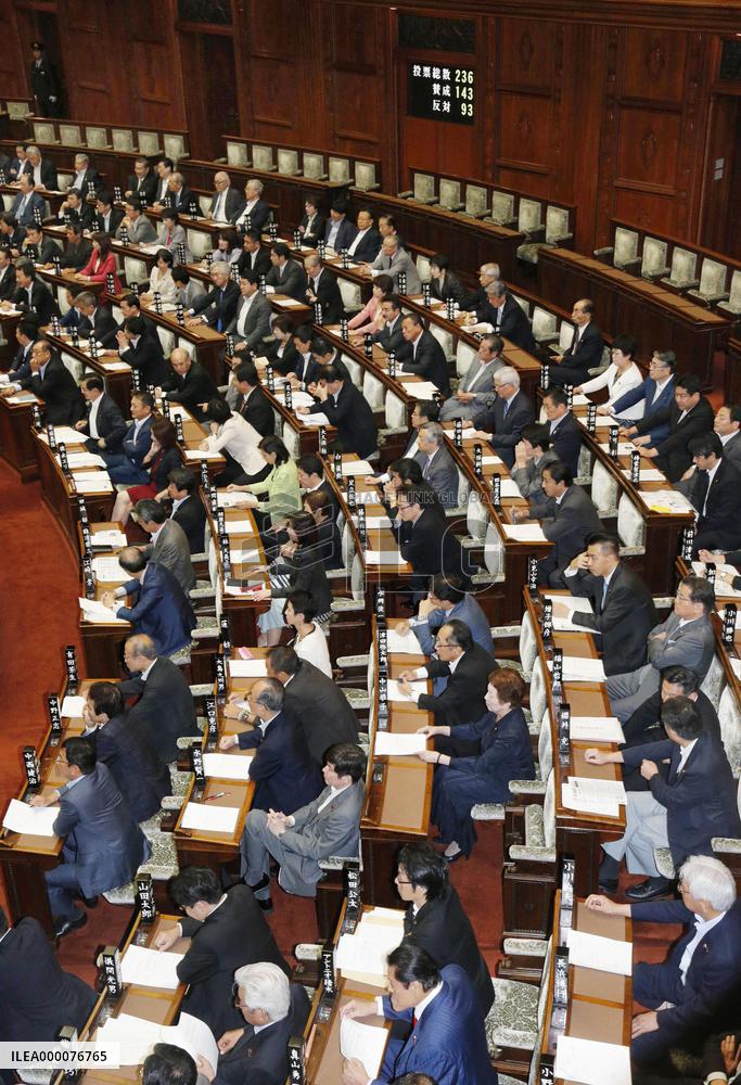 Upper house passes bill to revise temp worker law