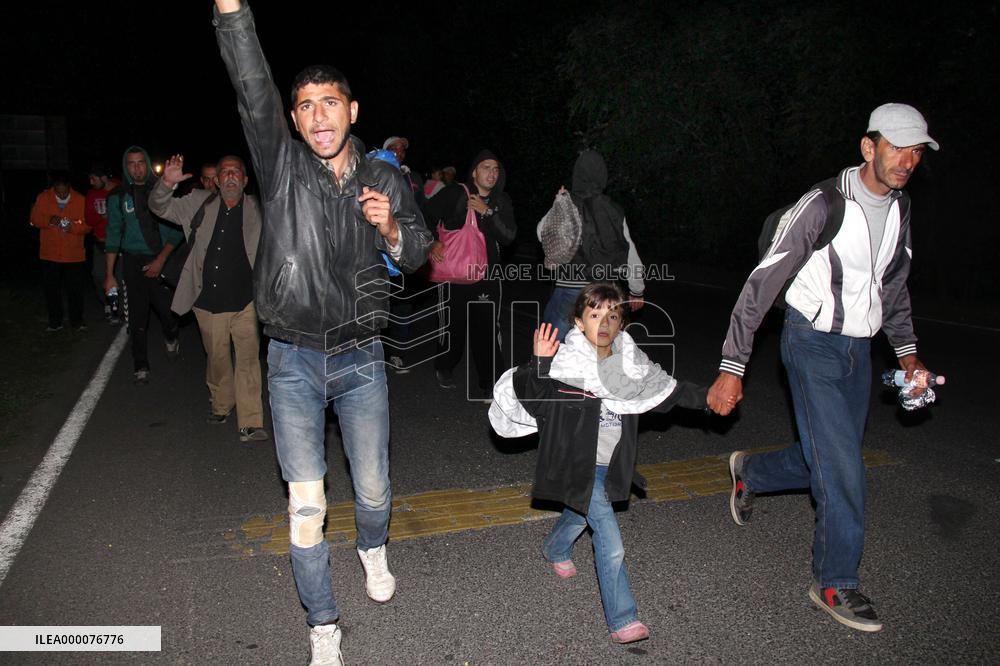 Continuous arrival of refugees causes panic on Hungary-Serbia border