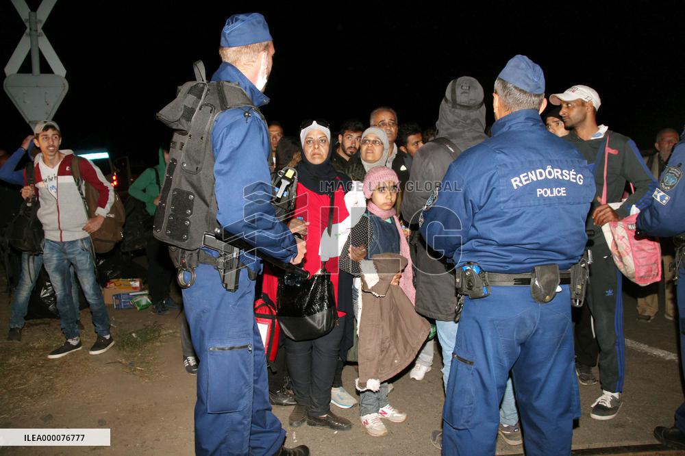 Continuous arrival of refugees causes panic on Hungary-Serbia border