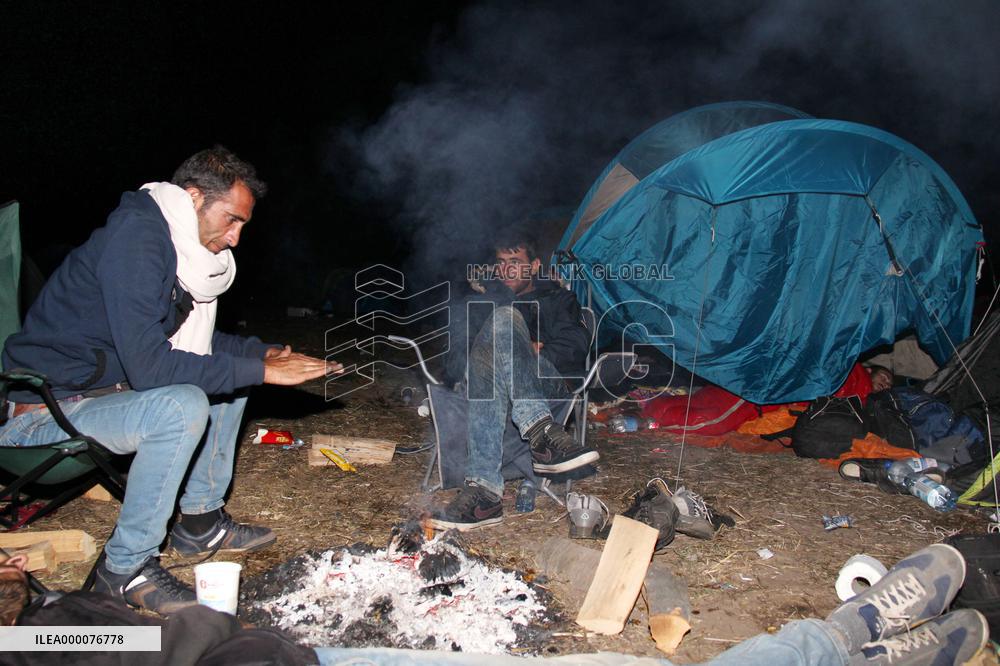 Continuous arrival of refugees causes panic on Hungary-Serbia border