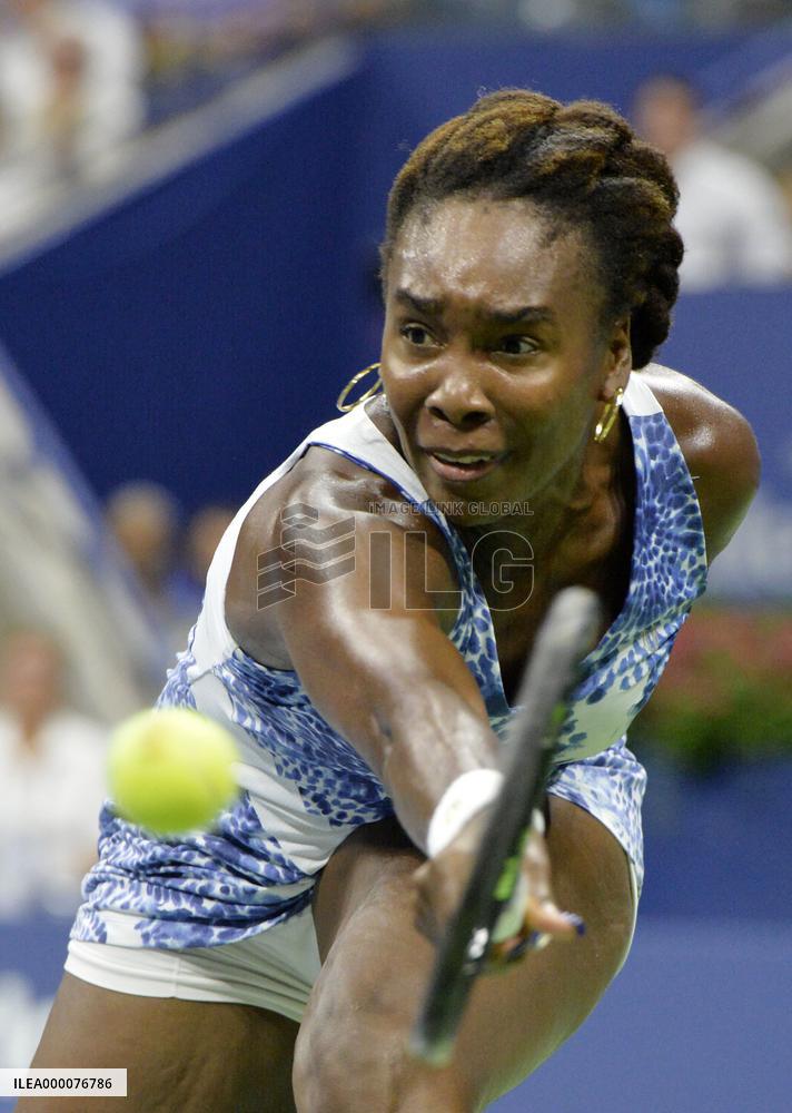 Serena edges Venus in U.S. Open quarterfinal