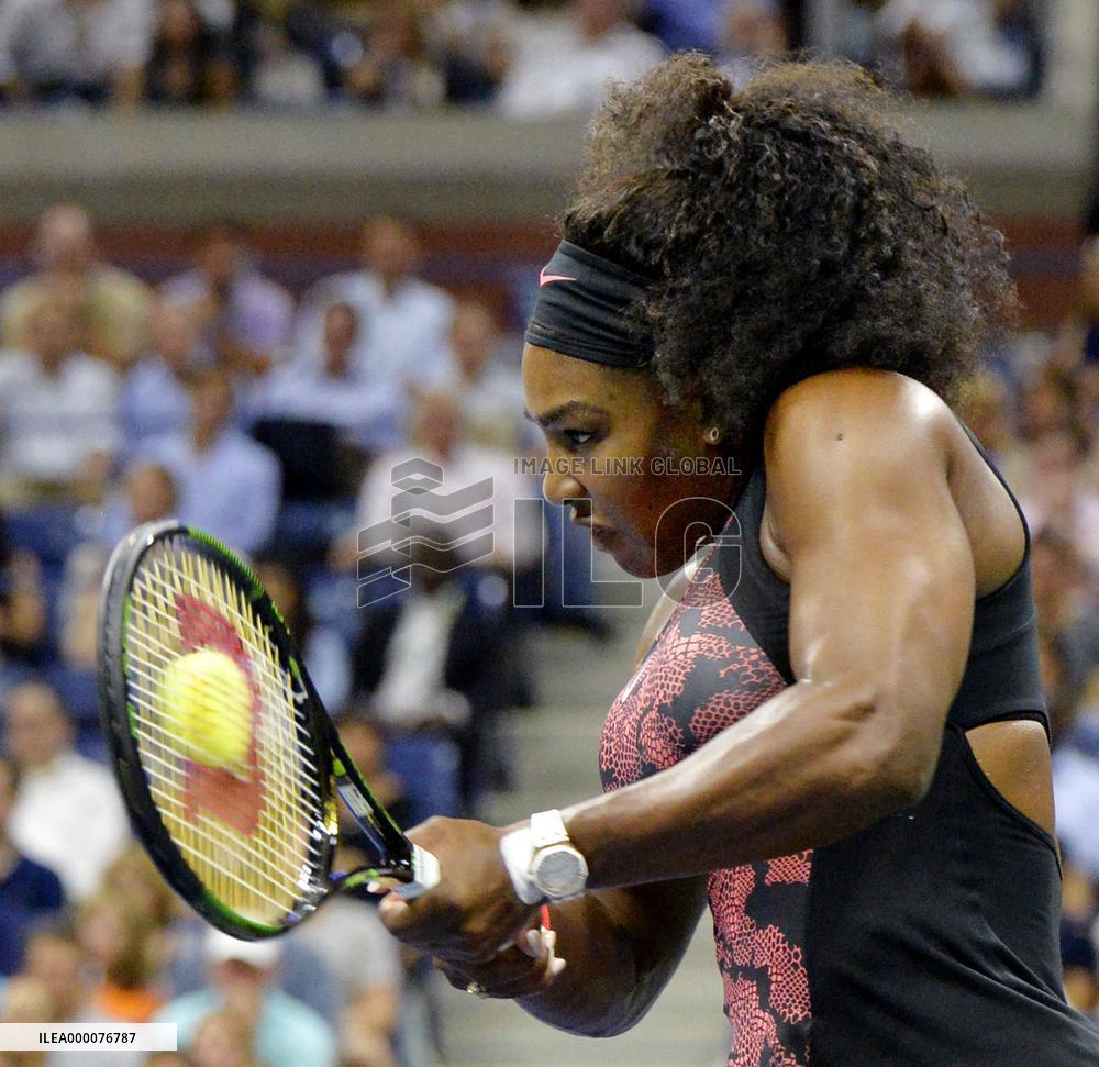 Serena edges Venus in U.S. Open quarterfinal