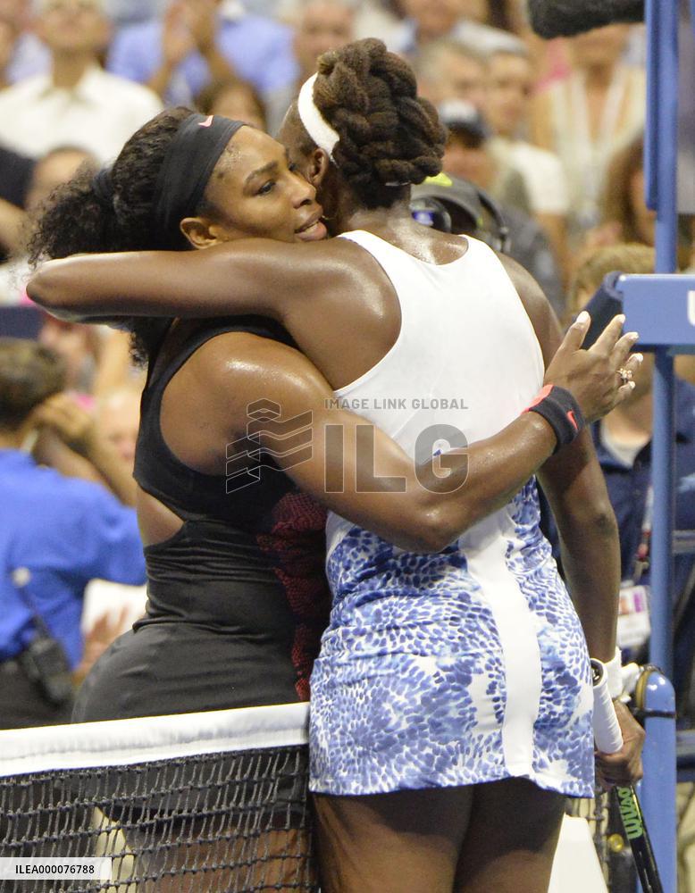 Serena edges Venus in U.S. Open quarterfinal