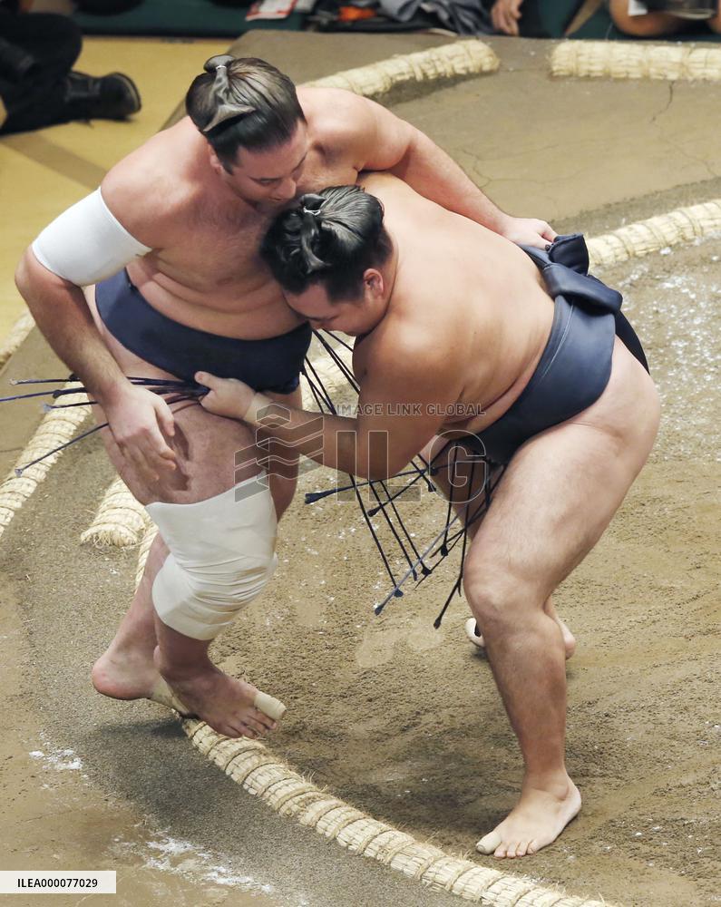 Kakuryu wins 1st day of Autumn Grand Sumo Tournament