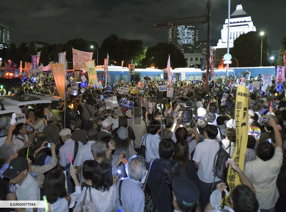 Protesters surround Diet building, opposing security bills
