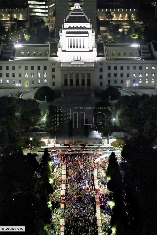 Protesters surround Diet building, opposing security bills