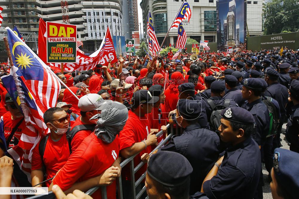 Ethnic Malay hard-liners rally in support of government