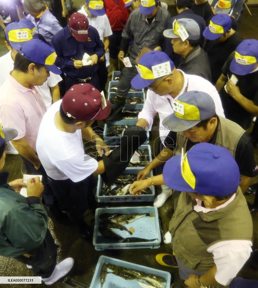 Shimonoseki market marks arrival of fugu season