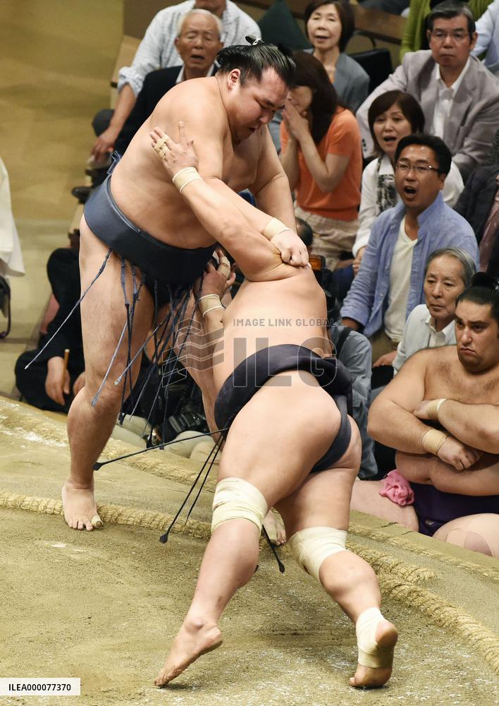 Kakuryu faces second defeat of Autumn Grand Sumo Tournament