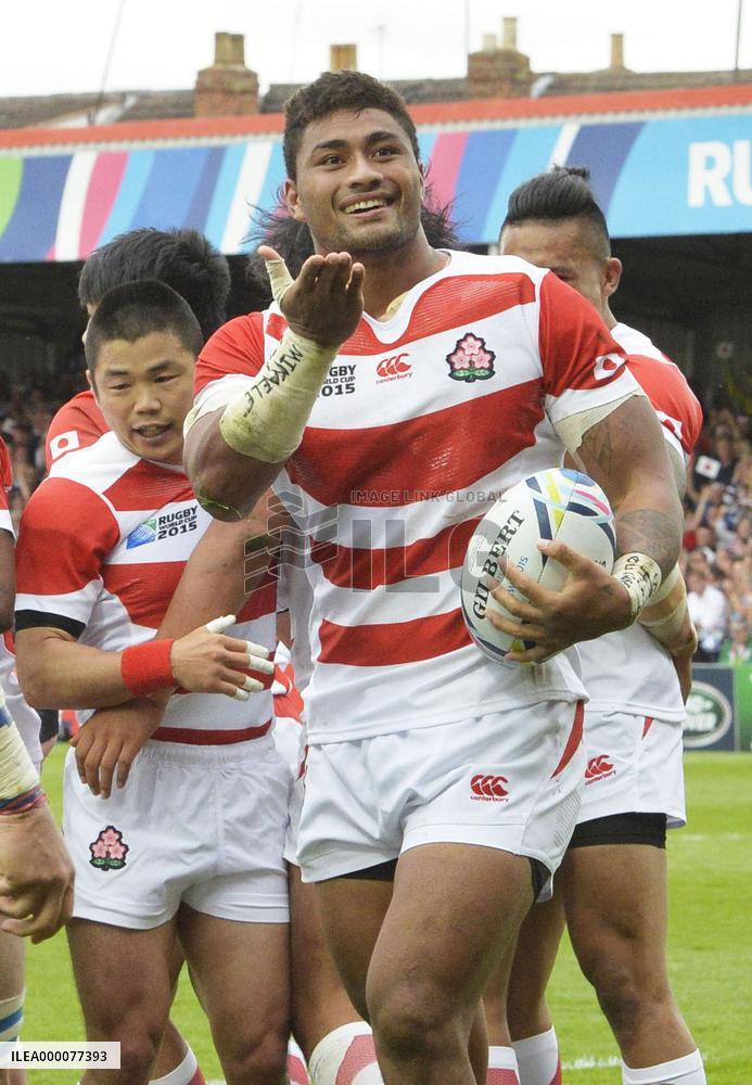 Japan's Mafi scores try against Scotland