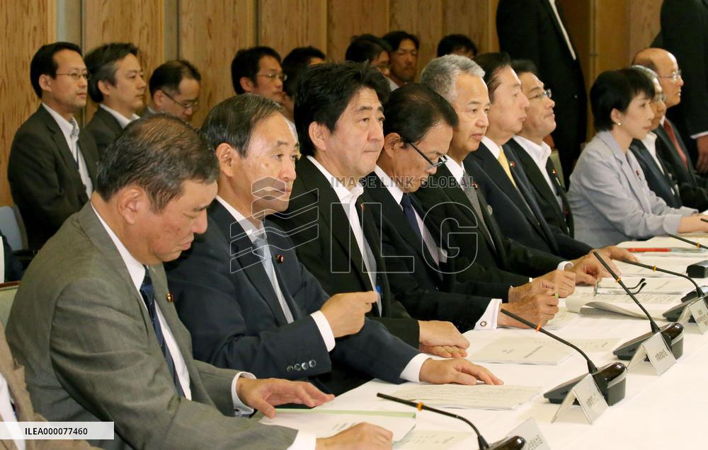 Gov't effectively cuts economic assessment in September