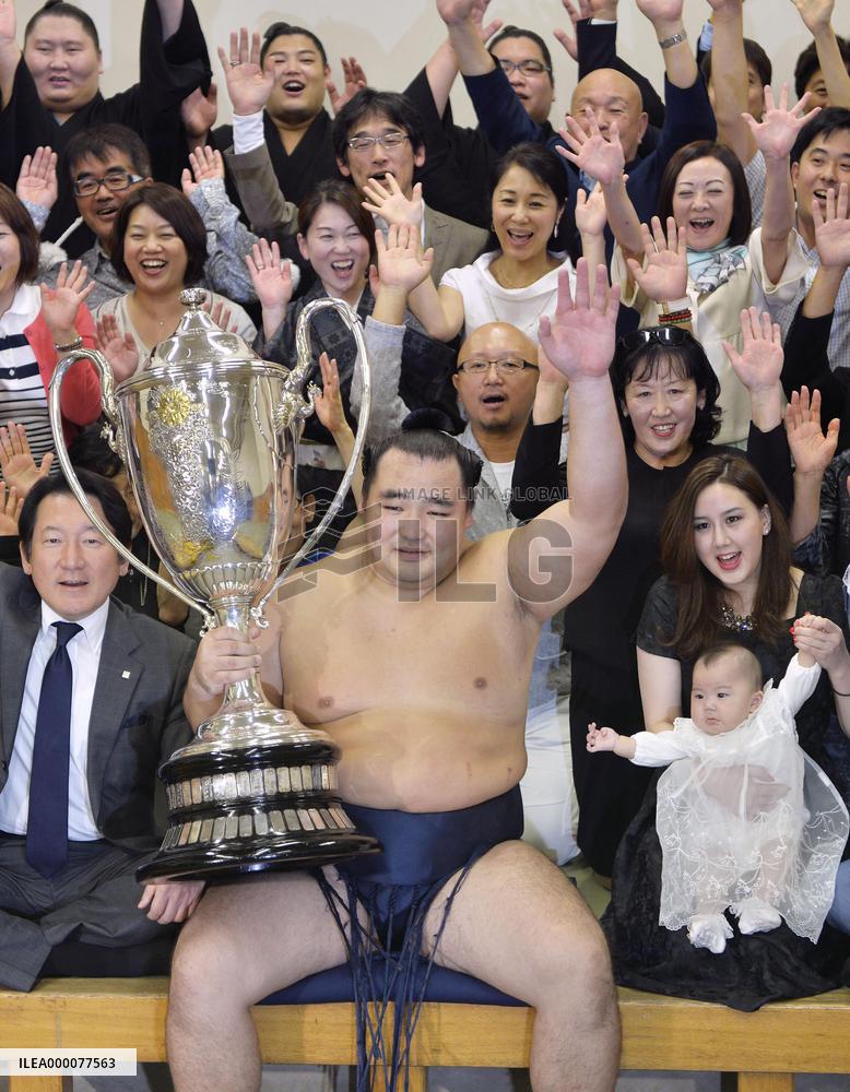 Kakuryu ousts Terunofuji in playoff to win autumn basho