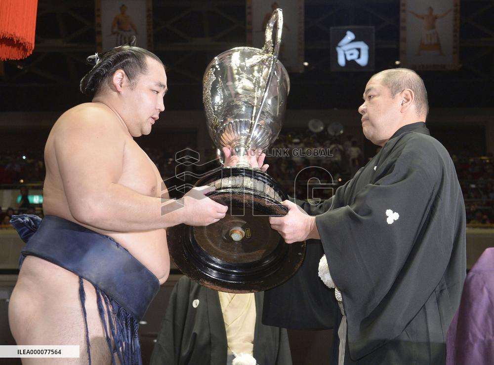 Kakuryu ousts Terunofuji in playoff to win autumn basho