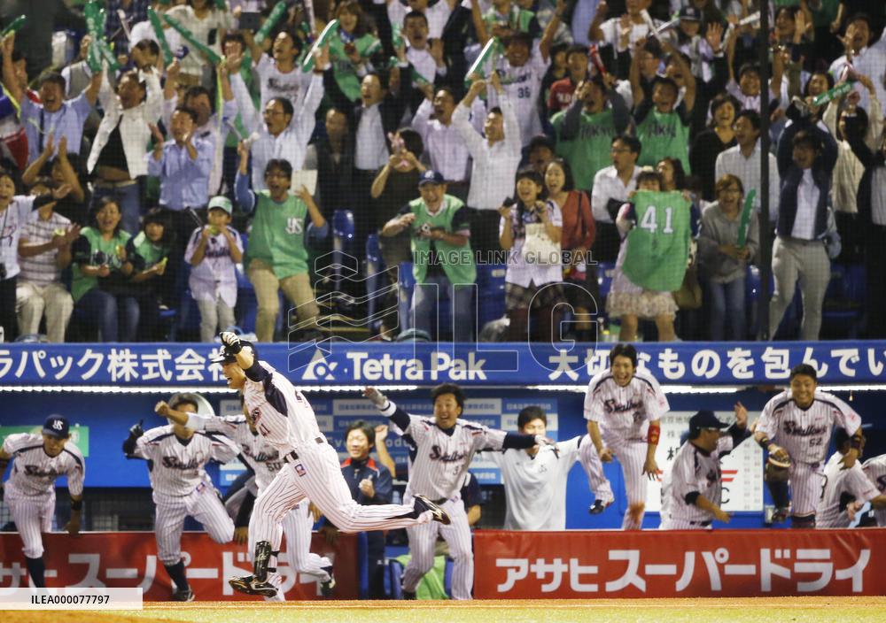 Swallows fly to 1st CL pennant in 14 years