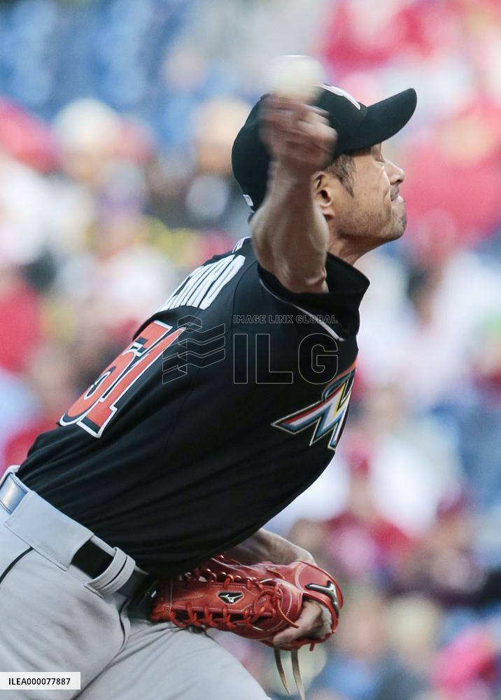 Ichiro makes 1st MLB pitching appearance