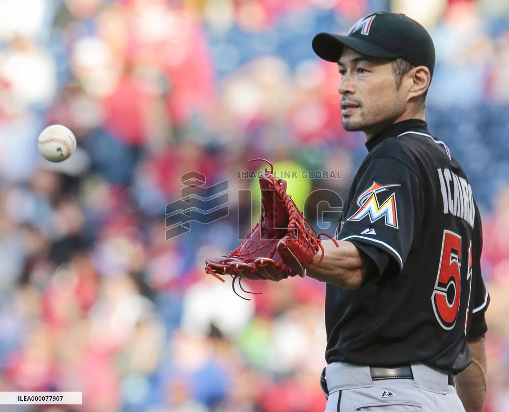 Ichiro makes 1st MLB pitching appearance
