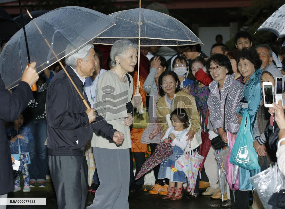 Emperor, empress visit flood-hit area