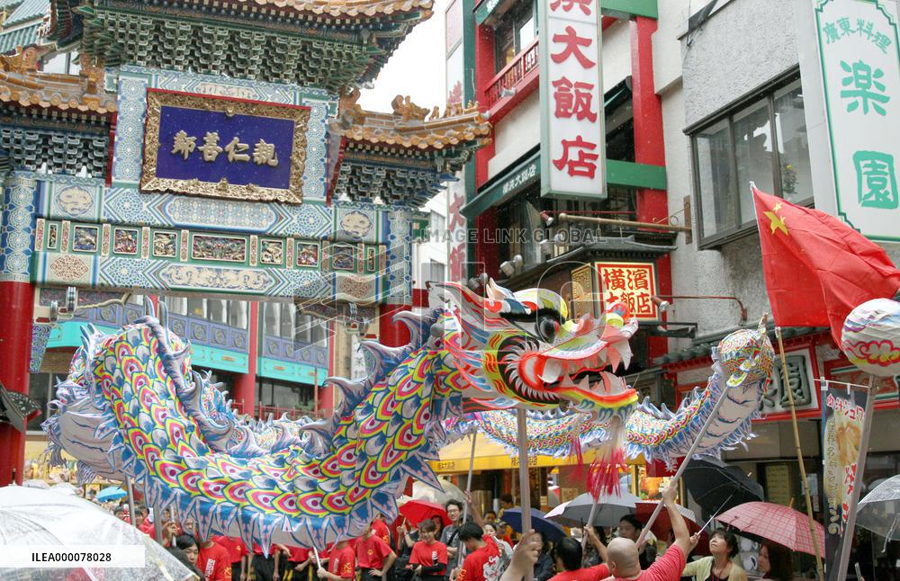 Yokohama Chinatown greets China National Day with dragon dance