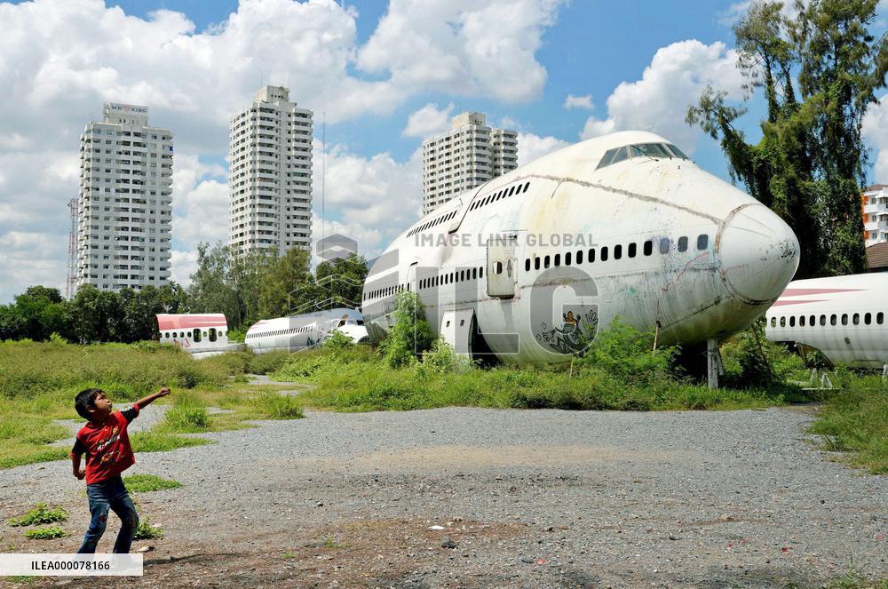 Bangkok family living in old jumbo jet