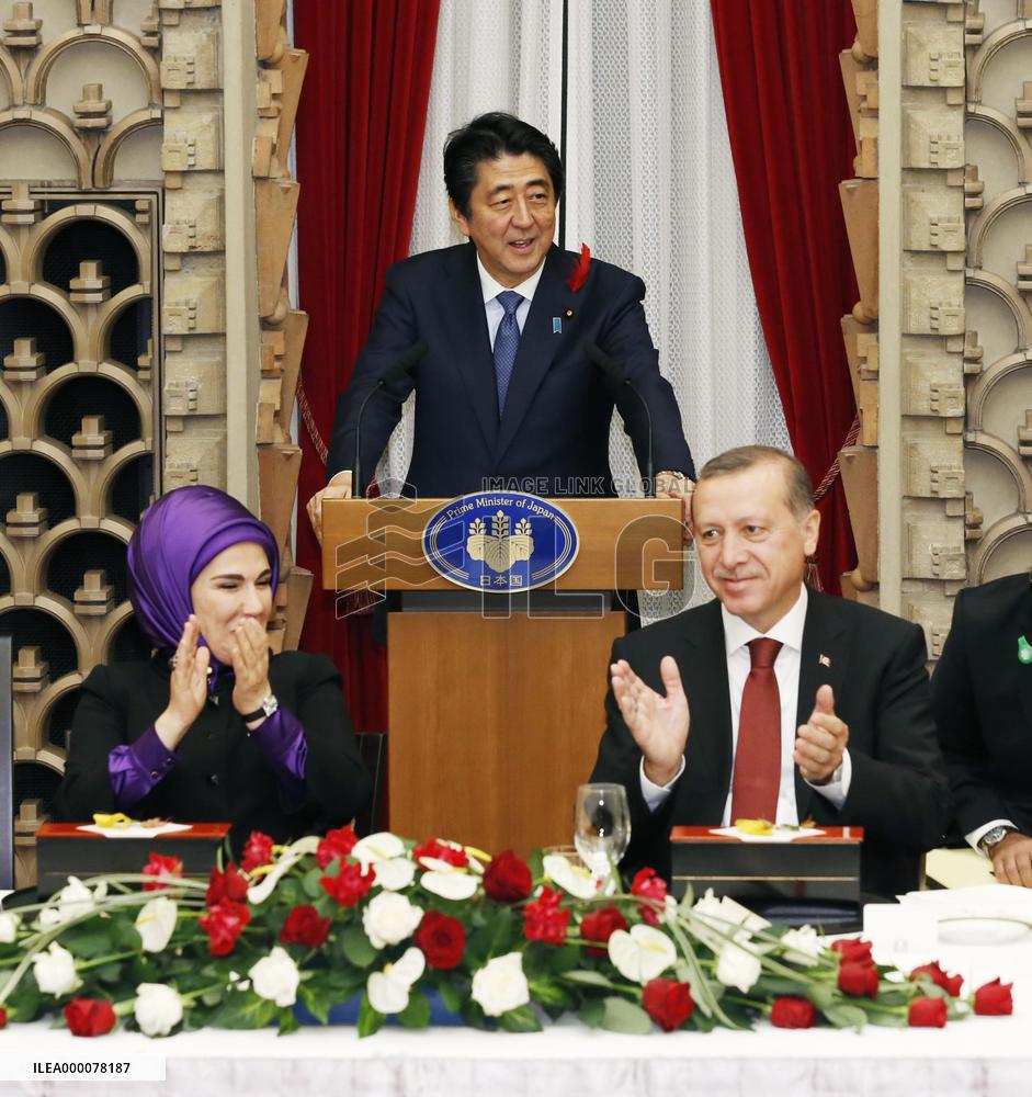 PM Abe hosts dinner party for Turkish president, first lady