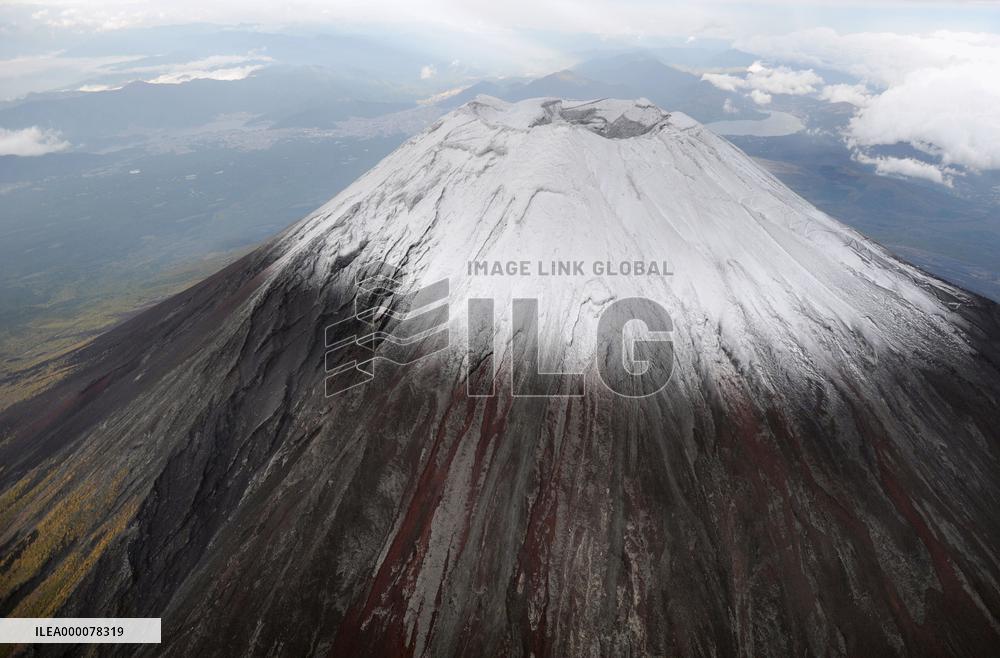 Mt. Fuji gets season's 1st snowcap