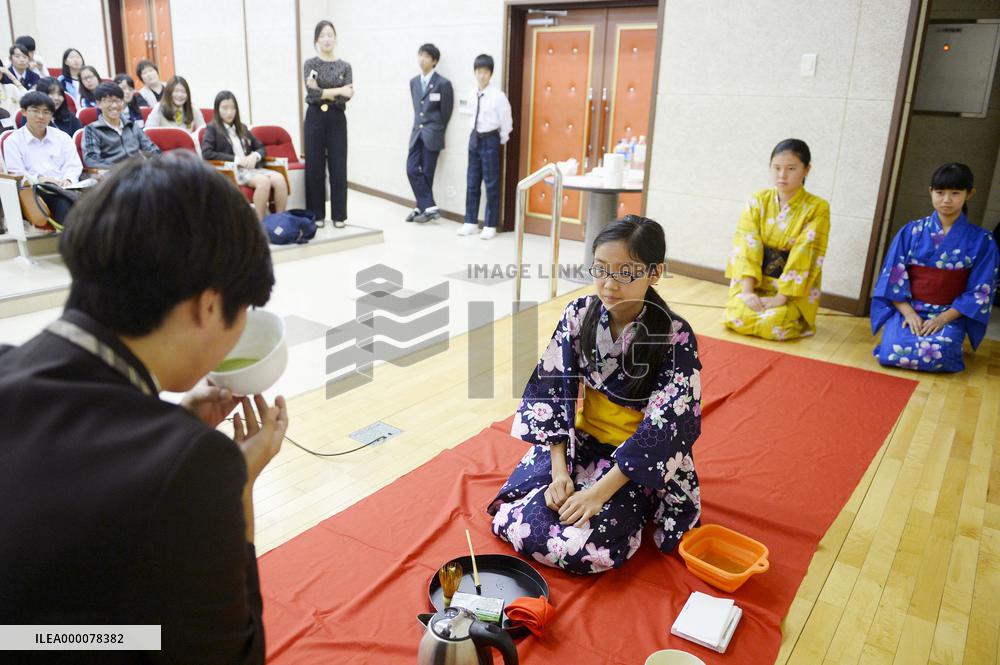 Japanese students participate in cultural exchange in S. Korea