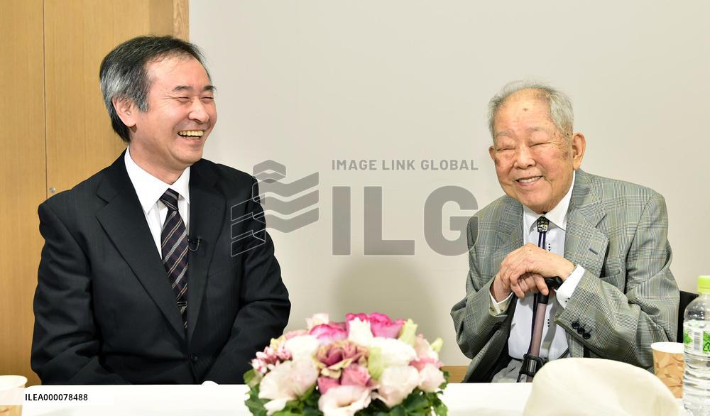 Nobel winner Kajita expresses gratitude to old teacher