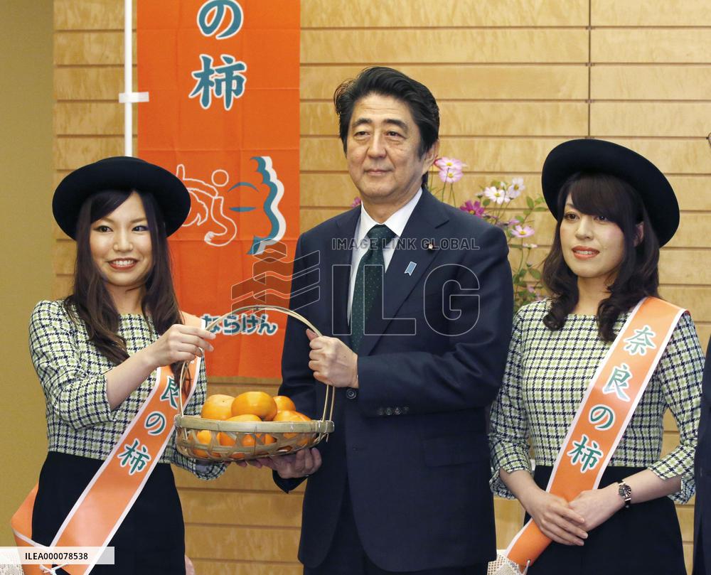 Abe receives persimmons, gets comfort from sweetness
