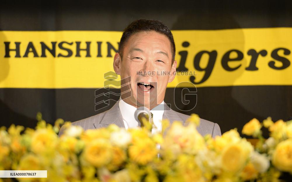 Hanshin's new manager Kanemoto attends press conference
